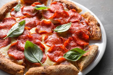 Lezzetli biberli pizza, fesleğenli, yakın plan.