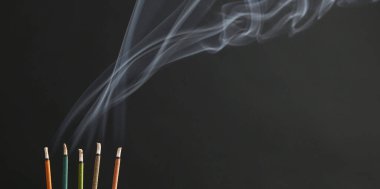 Aromatik tütsü siyah arka planda için için için için yanan bir tütsü. Pankart tasarımı