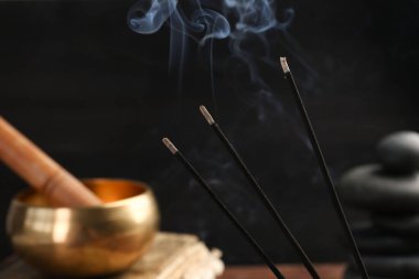Aromatik tütsü, bulanık arka planda için için için için yanan, yakın plan.