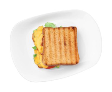 Lezzetli kızarmış ekmek, erimiş peynir, domates ve marul beyaza izole edilmiş, üst manzara.