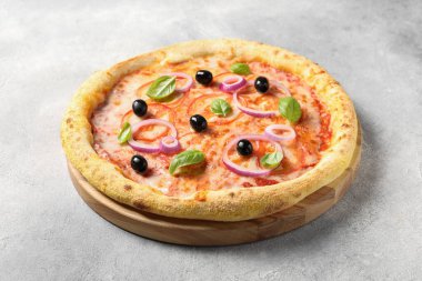 Açık gri masada lezzetli vejetaryen pizza.