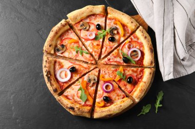 Siyah masada nefis vejetaryen pizzası, üst manzara.
