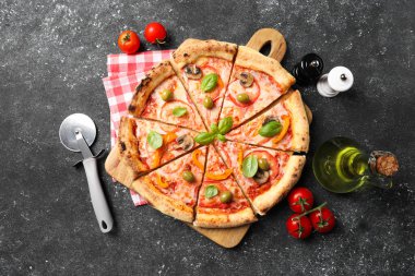 Lezzetli vejetaryen pizzası, pirzola, yağ, domates ve baharatları gri masaya koyun.