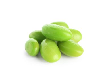 Çiğ yeşil edamame soya fasulyesi beyaz üzerine izole