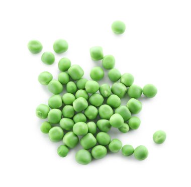 Beyazlar üzerinde izole taze bezelye yığını.