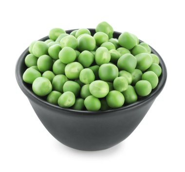 Taze taze bezelyeler beyaz kasede izole edilmiş.