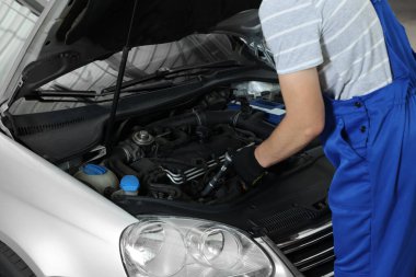 Otomobil tamirhanesinde oto tamircisi, yakın plan.