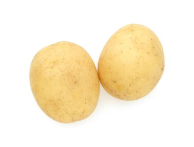 Genç patatesler beyaz manzarada izole edilmiş.