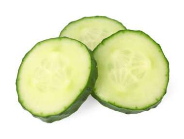 beyaz izole taze salatalık dilimleri