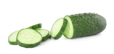 Beyaz üzerine izole edilmiş taze salatalık parçaları.