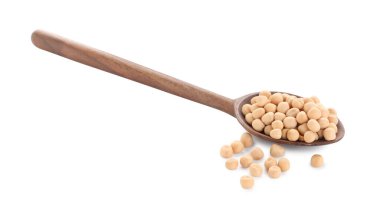 Kurumuş bezelyeli kaşık beyaz üzerine izole