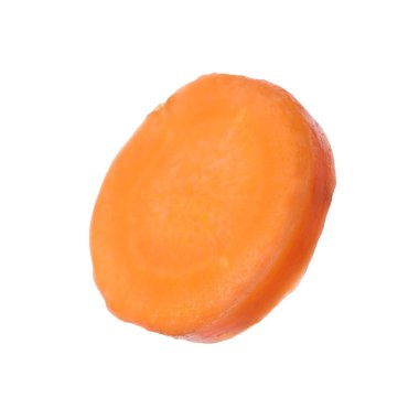 Beyaz üzerine izole edilmiş taze olgun havuç dilimi.