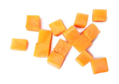 Taze olgun havuç parçaları beyaza izole edilmiş, üst manzara