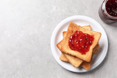 Işık masasında reçelli leziz tostlar, üst manzara. Metin için boşluk