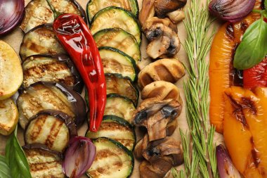 Baharatlı nefis ızgara sebzeler, düz bir masa.