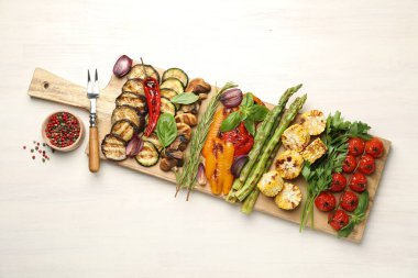 Beyaz masada servis edilen nefis ızgara sebzeler ve baharatlar.