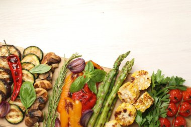 Beyaz masadaki baharatlı, nefis ızgara sebzeler. Metin için boşluk