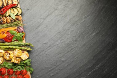 Gri desenli masada nefis ızgara sebzeler ve baharatlar, üst manzara. Metin için boşluk