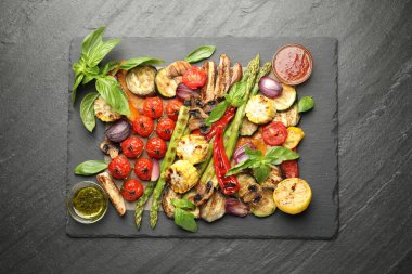 Gri desenli masada nefis ızgara sebzeler ve baharatlar.