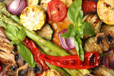 Arka plan olarak nefis ızgara sebzeler, üst manzara.