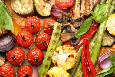 Lezzetli ızgara sebzeler masada, düz yerde.