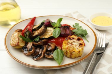 Beyaz masada servis edilen baharatlı leziz ızgara sebzeler.