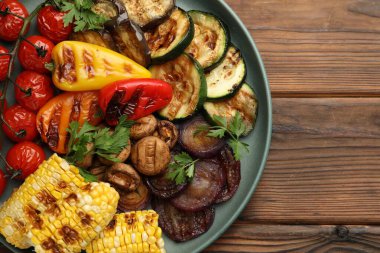 Ahşap masada nefis ızgara sebzeler.