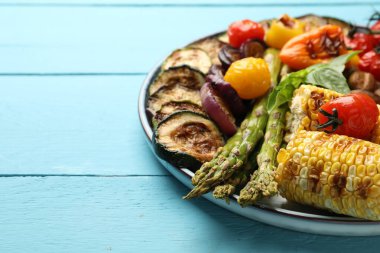 Açık mavi ahşap masada nefis ızgara sebzeler, yakın plan. Metin için boşluk