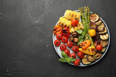 Gri desenli masada nefis ızgara sebzeler, üst manzara. Metin için boşluk