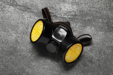 Gri masada bir solunum maskesi, üst görünüm.