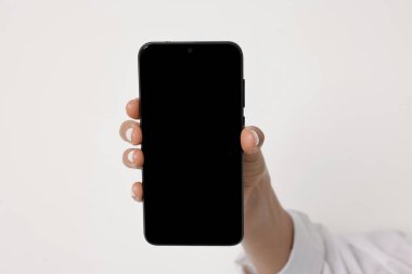 Beyaz arkaplanda boş ekranlı akıllı telefonu tutan kadın, yakın plan