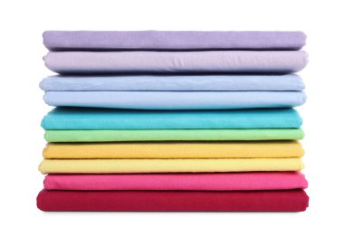 Beyaza izole edilmiş temiz renkli tişörtler yığını