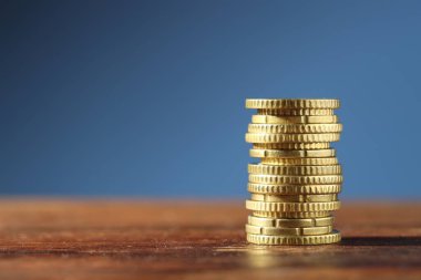 Ahşap masaya para yığını, metin için yer