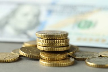 Gri arkaplanda bir sürü avro madeni para, yakın plan