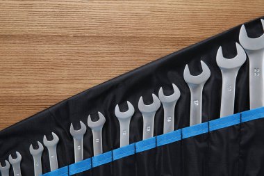 Oto tamircisi araçları ahşap masa, üst görünüm durumda