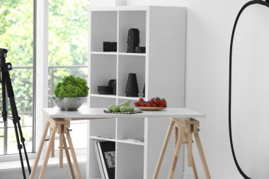 Profesyonel ekipmanlarla fotoğraf stüdyosunda yemek çekmek.