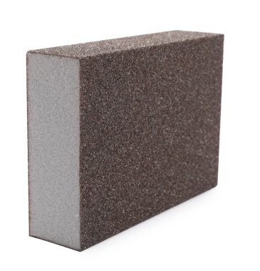 Beyaz üzerine izole edilmiş kaba bir zımpara kağıdı süngeri.