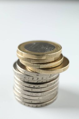 Beyaz arkaplana istiflenmiş avro paraları, yakın plan