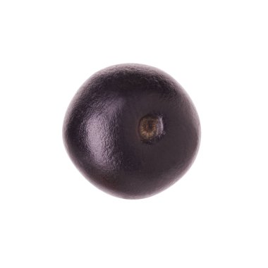 Taze olgun acai üzümü beyaza izole edilmiş.