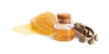 Doğal bal tentürü, propolis tanecikleri ve beyaz üzerine izole edilmiş tatlı bal peteği.
