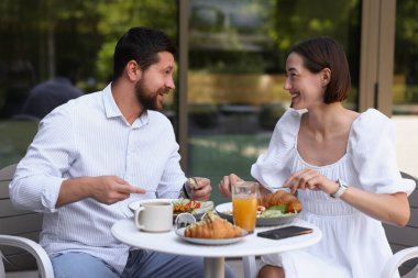 Mutlu çift açık kafede kahvaltı