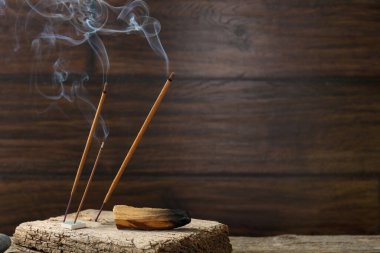 Aromatik tütsü, ahşap masada için için için için yanan çubuklar. Metin için boşluk