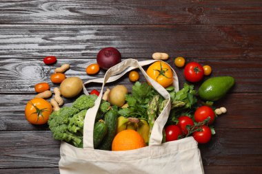 Vejetaryen yemek servisi. Farklı taze sebzeler, fındıklar ve meyvelerle dolu çantalar.