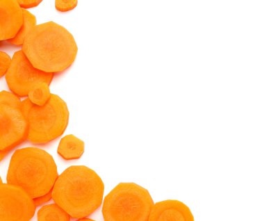 Taze olgun havuç dilimleri, beyaza izole edilmiş.