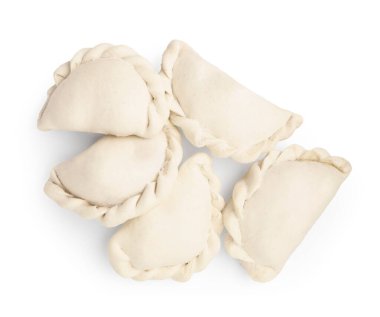 Çiğ börek (varenyky) beyaz üzerine izole edilmiş. Ukrayna mutfağı
