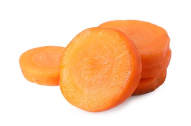 Taze olgun havuç dilimleri beyaz üzerinde izole edilmiş.