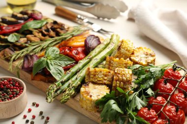 Beyaz masada baharatlı nefis ızgara sebzeler.