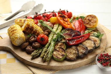 Beyaz masada baharatlı leziz ızgara sebzeler, yakın plan.