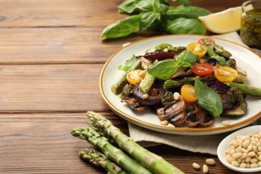 Ahşap masada ızgara sebzeli leziz salata, yakın plan. Metin için boşluk