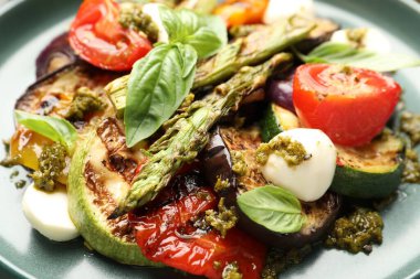 Izgara sebzeli leziz salata, yakın plan.